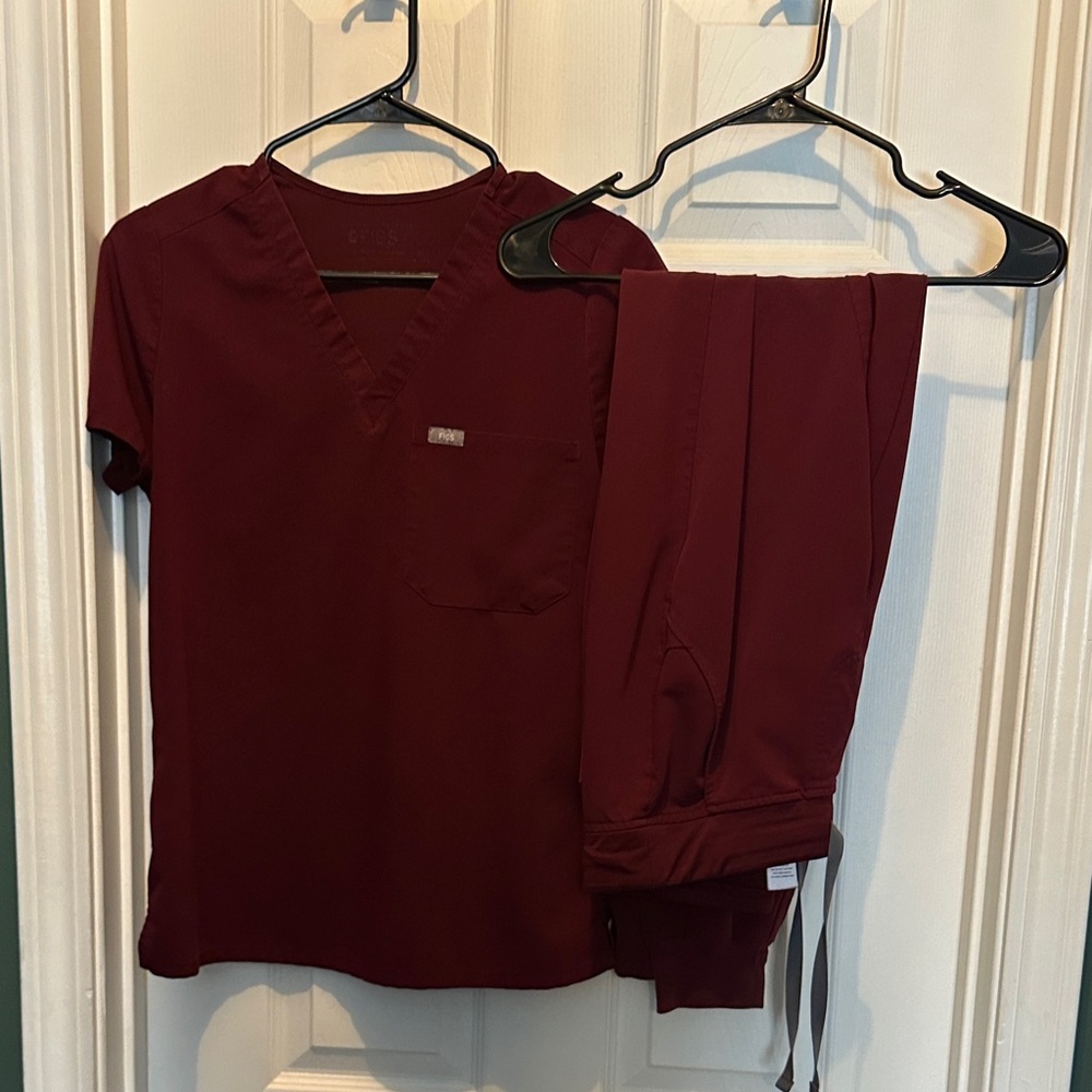 Figs maroon scrub set 

XS Top and Small/Tall Jogger bottoms